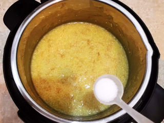 12、小米海参粥,小米粥熟了，加入精盐调味