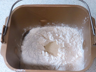 1、意大利面包【香草佛卡夏】,面包体材料除橄榄油外，全面加入面包机桶内