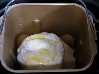 2、意大利面包【香草佛卡夏】,揉成光滑的面团，然后加入橄榄油，揉至吸收