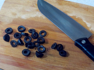 5、意大利面包【香草佛卡夏】,黑橄榄切片