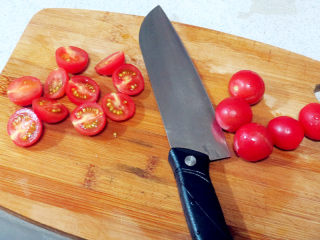 6、意大利面包【香草佛卡夏】,圣女果对半切开