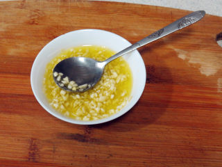 7、意大利面包【香草佛卡夏】,大蒜切末，和35毫升的橄榄油混合均匀备用