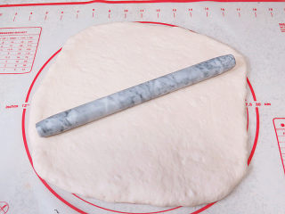 10、意大利面包【香草佛卡夏】,面团擀成和28*28烤盘差不多的大小