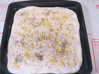 13、意大利面包【香草佛卡夏】,然后撒上干香草碎