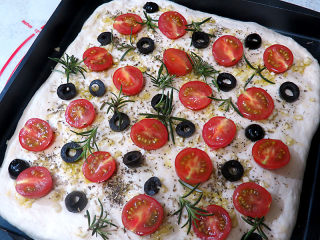 14、意大利面包【香草佛卡夏】,均匀铺上圣女果和黑橄榄片，再排上新鲜迷迭香，松弛15分钟