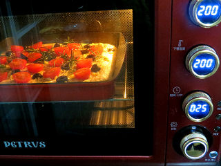 15、意大利面包【香草佛卡夏】,放入预热好的烤箱，上下火200度,25分钟左右(视自家烤箱习性调整温度和时间)