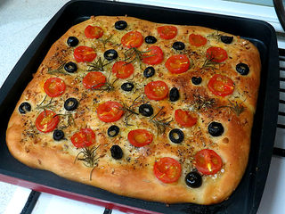 16、意大利面包【香草佛卡夏】,出炉。后期可以加盖锡纸防止上色过深