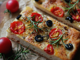 17、意大利面包【香草佛卡夏】,切开，趁热享用味道更佳~~