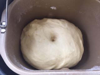 2、花朵培根披萨,发酵至面团两倍大