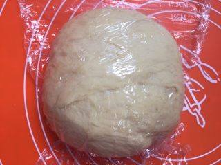 4、花朵培根披萨,面团取出排气后盖保鲜膜静置10分钟