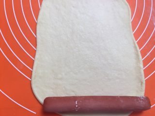 6、花朵培根披萨,另外一份分成三段，擀开成方形包入烤肠