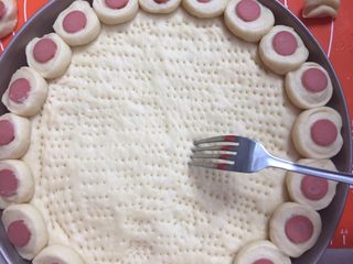 8、花朵培根披萨,沾水码在周围，叉子在饼中扎孔排气