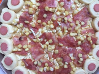 9、花朵培根披萨,铺上一层马苏里拉芝士后铺上食材