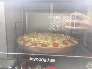 11、花朵培根披萨,送入烤箱180度20分钟