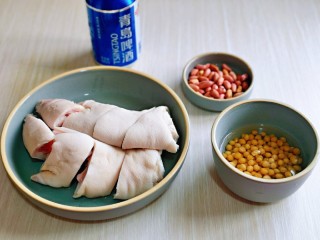 1、啤酒炖猪蹄,准备食材,黄豆提前泡上,至少6小时。