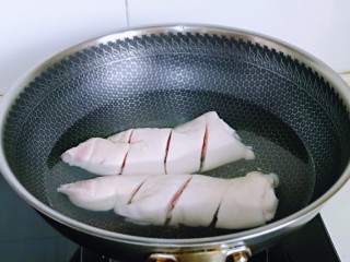 2、啤酒炖猪蹄,猪脚焯水,冷水下锅,大火烧开,煮2-3分钟捞出,用温水冲洗干净。