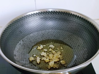 3、啤酒炖猪蹄,起油锅,加入冰糖,小火将冰糖融化,炒至褐色即可。