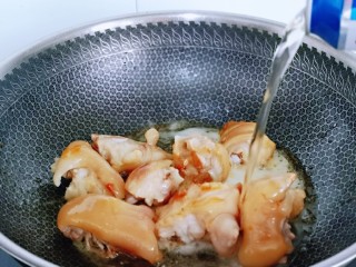 5、啤酒炖猪蹄,加入啤酒,如果家里没有啤酒用料酒也可以。