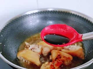 6、啤酒炖猪蹄,再加入生抽,蚝油,十三香。