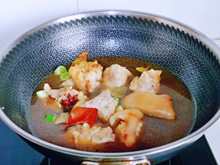 7、啤酒炖猪蹄,加入纯净水,水量没过猪蹄,适当多一点,因为要炖的久一点,大火烧开后,转小火慢炖。