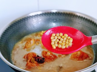 8、啤酒炖猪蹄,大约炖了35分钟时,感觉猪蹄有8成烂了,加入泡发的黄豆,按个人口味加入盐,继续炖20分钟。