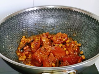 9、啤酒炖猪蹄,觉得猪蹄与黄豆都可以了,加入花生米,大火收汤即可。