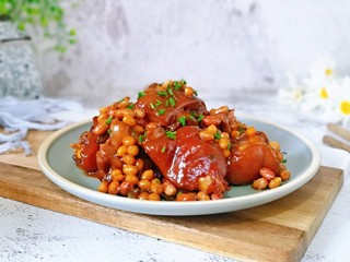 11、啤酒炖猪蹄,黄豆油油糯糯的特别香。