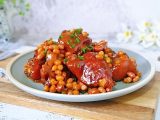 12、啤酒炖猪蹄,满满的胶原蛋白,美容又养颜。