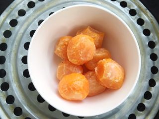 1、咸蛋黄红虾寿司,咸蛋黄入蒸锅蒸6分钟，将咸蛋黄蒸熟