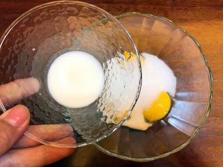 3、清爽夏日《日式抹茶冰淇淋》【甜点】,鸡蛋中放入糖和牛奶