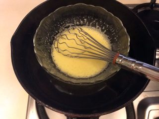 4、清爽夏日《日式抹茶冰淇淋》【甜点】,烧开水，隔水搅拌（水沸腾后要一直开着小火），蛋液变粘稠就可以了，千万不能太过头，不然蛋黄会变成结块，影响冰淇淋口感！
