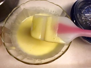 5、清爽夏日《日式抹茶冰淇淋》【甜点】,蛋液稠稠的，标准是手指划过刮刀，留下清晰的痕迹！