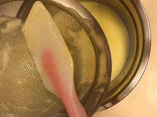 6、清爽夏日《日式抹茶冰淇淋》【甜点】,过筛，放凉，备用！（看到没有，没有一点渣渣哦，这个状态就是最好的！）