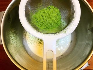 8、清爽夏日《日式抹茶冰淇淋》【甜点】,奶油中放入抹茶粉，抹茶粉需要过筛！（我放20克，比较丧心病狂。没办法，喜欢抹茶啊！当然，你可以放15克，不能低于15克，不然味道就不浓郁了！）