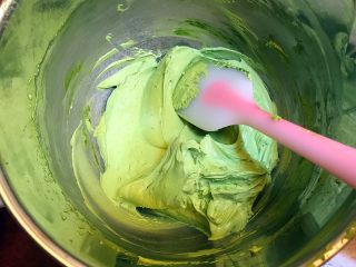 9、清爽夏日《日式抹茶冰淇淋》【甜点】,奶油用电动打蛋器，打发到8分！不能打过了！打过了，口感太过“泡”，没打到味，口感没有那么蓬松。