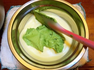 10、清爽夏日《日式抹茶冰淇淋》【甜点】,取三分之一的奶油，放到蛋液中搅拌均匀，你可以用刮刀，也可以用手动打蛋器。