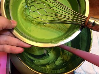 12、清爽夏日《日式抹茶冰淇淋》【甜点】,把抹茶蛋液，倒在奶油中，继续搅拌均匀。别怕消泡什么的，用力搅拌均匀。