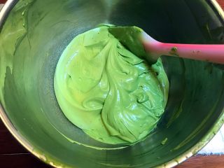 14、清爽夏日《日式抹茶冰淇淋》【甜点】,搅拌均匀后的状态。稠稠的，软软的。很光滑亮泽的。