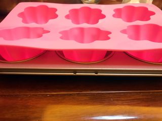 15、清爽夏日《日式抹茶冰淇淋》【甜点】,我用蛋糕模具定型，买的模具太垃圾了，很软！所以下面用马芬模固定着。