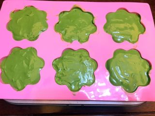 16、清爽夏日《日式抹茶冰淇淋》【甜点】,顶部磨平，????我用手指头！你也可以用刮刀什么的，我觉得手指头更快，更方便。