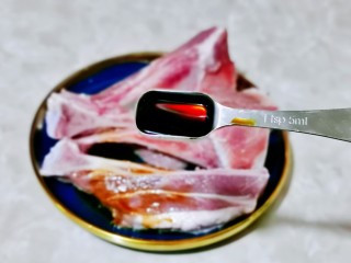 5、蒜香烤排骨,两勺酱油。