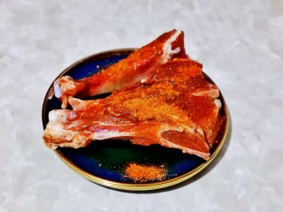 8、蒜香烤排骨,再加入烧烤调味料。