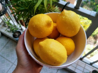 3、自制的柠檬膏，秒杀外面的止咳糖浆,晾干水份，擦干，记得不能用水分！