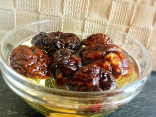 4、稻荷寿司,香菇泡软至好切