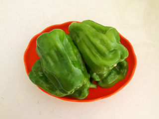 1、鲜肉饼,薄皮青椒清洗干净