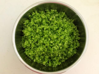 2、鲜肉饼,把青椒去蒂去籽切成末