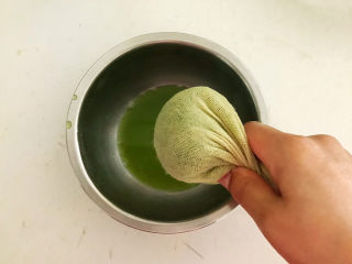 3、鲜肉饼,挤出青椒里面的水份