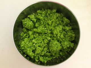 4、鲜肉饼,这样处理后的青椒拌馅后就不会出水