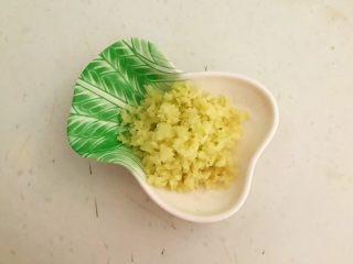 5、鲜肉饼,鲜姜切成末