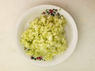 6、鲜肉饼,大葱切成末